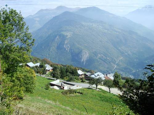 Vue sur la Croix de Feissons et le Mont Jovet